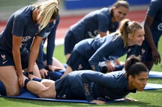 Valérie Gauvin with teammates in a training session